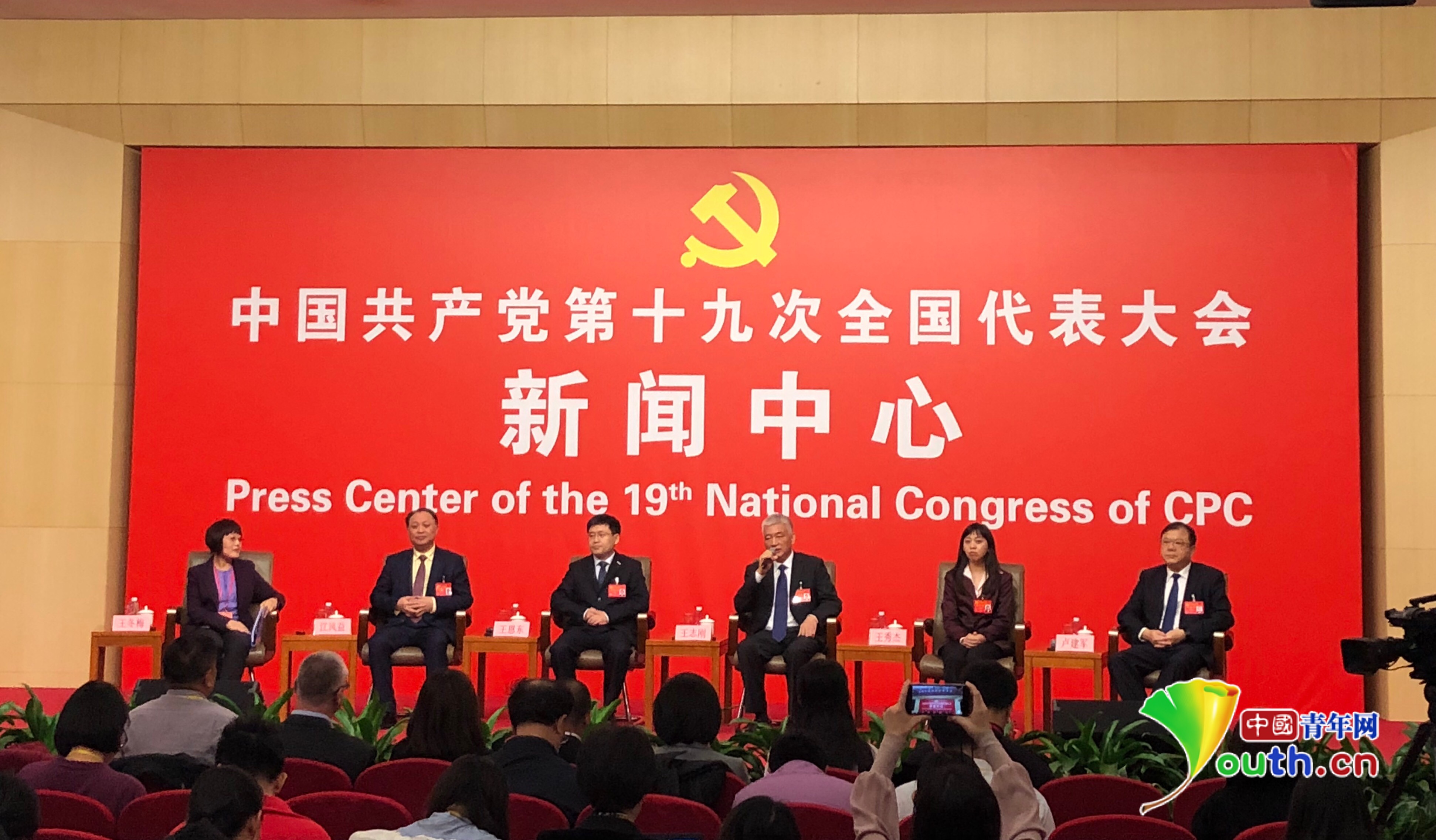 詹姆斯钉板大帽沃克!恩比德打击助攻布克三分射中,阔绰组合暴露王者风貌